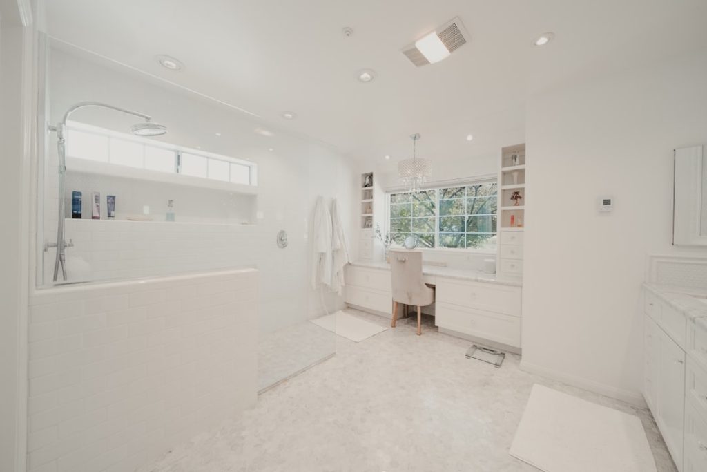 De ware band tussen Jim Bakkum en Bettina Holwerda: Liefde, ruzie en samen verder